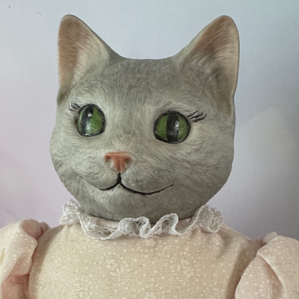Vintage artist-made collectible Cat Figurine in Pink Dress - Picture 4 of 11